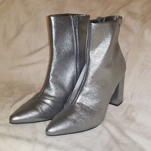 🆕️ Metallic Silver Simply Vera Wang Heeled Boots